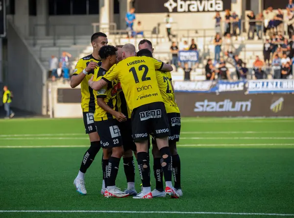 17 Eylül 2023: BK Hacken 'deki oyuncular maçın ilk golünü, Halmtad BK karşısında 1-0 kazanarak kutluyorlar. Sonuç: 3-2.  