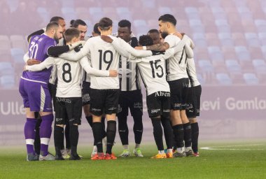 26 Kasım 2023: İsveç ikinci ligi Superettan 'a yükselme eleme maçından önce FC United' daki oyuncular beraberdi. Nihai sonuç: 0-1 yenildi. 