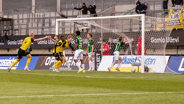 21 Nisan 2024: Eşitleyiciden sonra Mjallby AIF 'deki oyuncular 1-1' e. Son sonuç 2-1. 