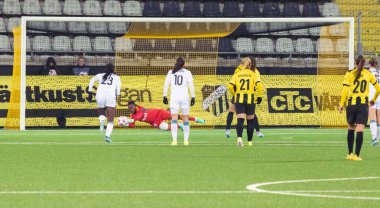 24 Ocak 2024: UEFA Kadınlar Ligi 'nde BK Hacken ile Paris FC arasında oynanan karşılaşmada Chiamaka Nnadozie, Rosa Kafaji' den ceza kurtarıyor. Son sonuç: 0-0. 