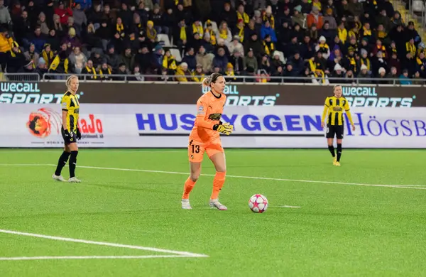 24 Ocak 2024: BK Hacken kalecisi Jennifer Falk, UEFA Kadınlar Ligi 'nde Paris FC' ye karşı oynadığı maçta topu elinde tutuyor. Son sonuç: 0-0. 