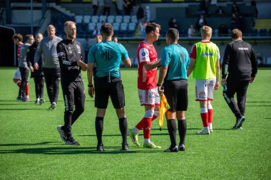 12 Mayıs 2024: BK Hacken ve Kalmar FF arasındaki maçtan sonra oyuncular hakemlerle tokalaşıyor. Son sonuç 3-1.