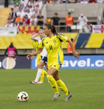 16 Temmuz 2024: Rosa Kafaji, İsveç adına UEFA Kadınlar EURO 2025 eleme maçında İngiltere 'ye karşı top attı. Son sonuç: 0-0. 