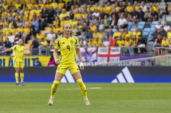 16 Temmuz 2024: İsveç 'te oynayan Kosovare Asllani, UEFA Kadınlar EURO 2025 eleme karşılaşmasında İngiltere' ye karşı mücadele etti. Son sonuç: 0-0. 