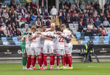 26 Ağustos 2024: Degerfors IF 'daki oyuncular Orgryte IS' e karşı oynanan maçtan önce beraberler. Son sonuç 1-3. 