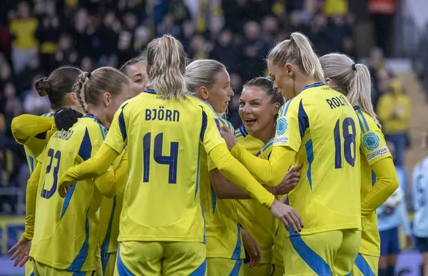 Göteborg, İsveç. 29 Ekim 2024. İsveç milli takımının Rebecka Blomqvist 'in UEFA 2025 playoff' unda Lüksemburg 'a karşı 7-0' lık golünü kutlaması büyük mutluluk yarattı.. 