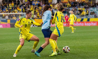 Göteborg, İsveç. 29 Ekim 2024. İsveç ve Lüksemburg arasında oynanan 2025 UEFA Euro 2025 playoff maçında topu ele geçirmek için yoğun mücadele veriliyor.. 