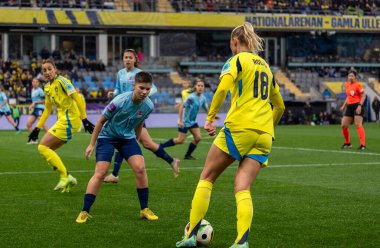 Göteborg, İsveç. 29 Ekim 2024. İsveç adına Fridolina Rolfo, UEFA Euro 2025 playoffunda Lüksemburg adına Leticia Mateus 'u geçmeye çalışıyor.. 