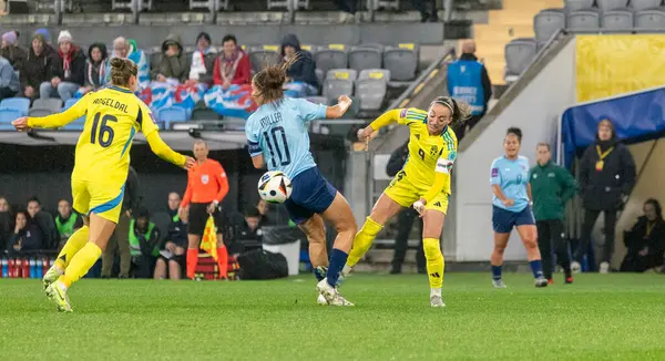 Göteborg, İsveç. 29 Ekim 2024. İsveç ve Lüksemburg arasında oynanan maçta Kosovare Asllani ve Filippa Angeldahl ile UEFA 2025 playoff 'unda Laura Miller ile Lüksemburg maçında durum. 