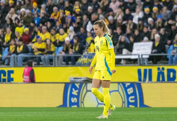 Göteborg, İsveç. 29 Ekim 2024. İsveç adına Nathalie Bjorn, UEFA Euro 2025 playoff 'unda Lüksemburg ile oynanan maçta. 