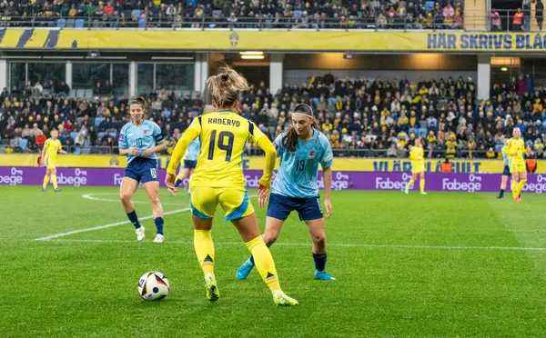 Göteborg, İsveç. 29 Ekim 2024. Johanna Rytting Karneryd Lüksemburg 'un penaltı sahasının dışında İsveç ve Lüksemburg arasında oynanan maçın ilk yarısında UEFA Euro 2025 playoff maçında İsveç adına top attı.. 