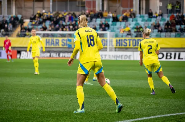 Göteborg, İsveç. 29 Ekim 2024. Jonna Andersson ve Fridolina Rolfo, UEFA Euro 2025 playoff 'unda İsveç adına Lüksemburg' a karşı oynadılar.. 