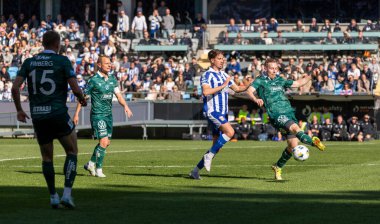 Göteborg, İsveç. 5 Nisan 2025. IFK Göteborg ve Halmstad BK arasında Gamla Ullevi 'de oynanan maçın ikinci yarısında. 