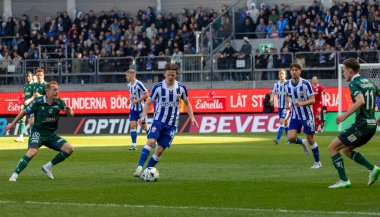 Göteborg, İsveç. 5 Nisan 2025. IFK Göteborg ve Halmstad BK arasında Gamla Ullevi 'de oynanan maçın ikinci yarısında. 