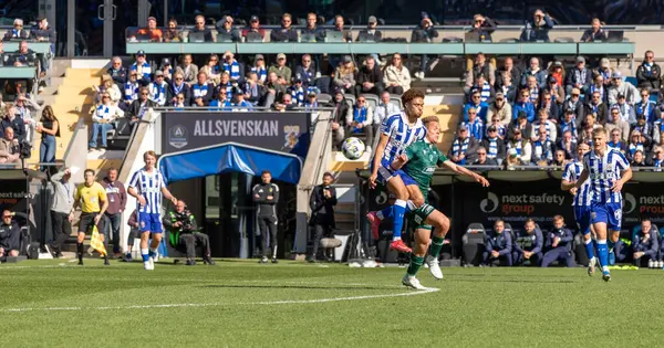 Göteborg, İsveç. 5 Nisan 2025. IFK Göteborg ve Halmstad BK arasında Gamla Ullevi 'de oynanan maçın ikinci yarısında. 