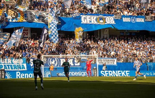 Göteborg, İsveç. 5 Nisan 2025. IFK Göteborg ve Halmstad BK arasında Gamla Ullevi 'de oynanan maçın ikinci yarısında. 