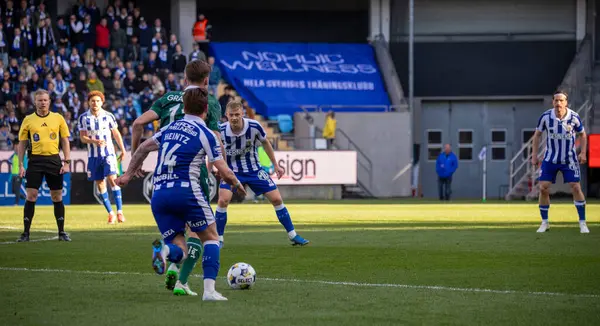 Göteborg, İsveç. 5 Nisan 2025. IFK Göteborg ve Halmstad BK arasında Gamla Ullevi 'de oynanan maçın ikinci yarısında. 