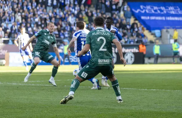 Göteborg, İsveç. 5 Nisan 2025. IFK Göteborg ve Halmstad BK arasında Gamla Ullevi 'de oynanan maçın ikinci yarısında. 