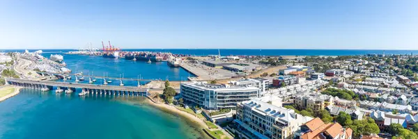 Fremantle limanı ve kıyı şeridi üzerindeki hava manzarası