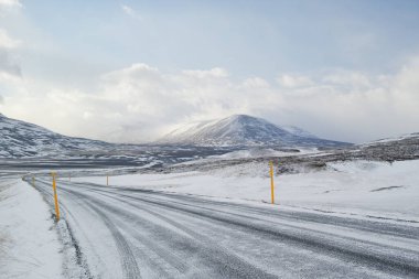 İzlanda kırsal karları kışın ortasında dağ yolunu kapladı