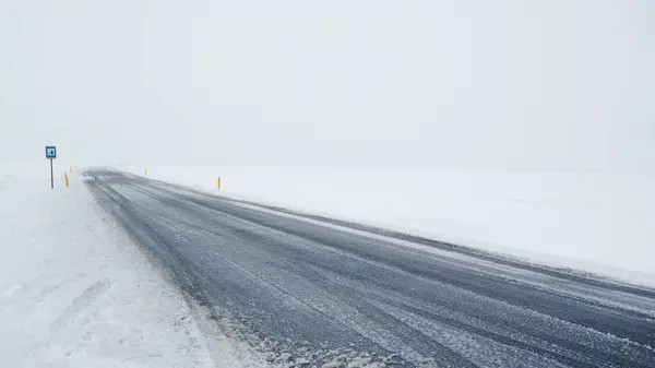 İzlanda 'da donmuş tundralardan geçen mühürlü yol. 