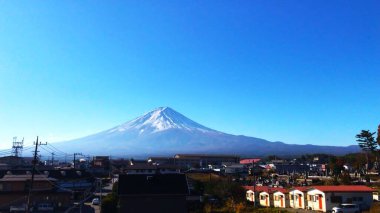 Görkemli Fuji Dağı, açık mavi gökyüzü ile Fuji-san olarak bilinir. Japonya 'daki Fuji dağı manzarası.