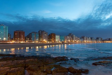 Gijon şehri geceleri ufuk çizgisi