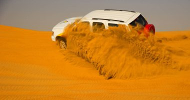  Off-road arabası Dubai Birleşik Arap Emirlikleri çölünde sürükleniyor.
