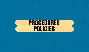 Prosedür ve Politikalar Sembolü. Sözcük prosedürlerini ve politikalarını güzel bir tahta çubukla kavrayın. Güzel Mavi Çizelge Kağıt Arkaplanı. İş ve Prosedürler ve Politikalar konsepti. Boşluğu kopyala