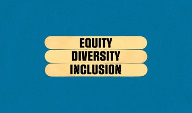 EDI Eşitlik Çeşitliliği Katılım Sembolü. Güzel ahşap çubukta EDI Equity Çeşitliliği kavramı. Güzel Mavi Çizelge Kağıt Arkaplanı. İş ve EDI Equity Diversity Inclusion konsepti. Boşluğu kopyala