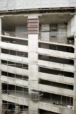 İnşaat inşaatı beton ve tuğladan yapılıyor.