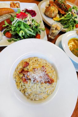 Masanın üzerinde çeşitli tabaklar var.