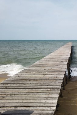 Tropikal sahildeki tahta köprü ve mavi gökyüzü yaz arkaplanı