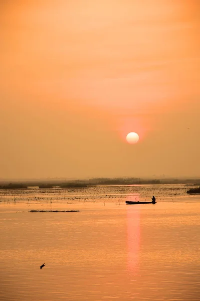 川に沈む夕日の風景 — ストック写真