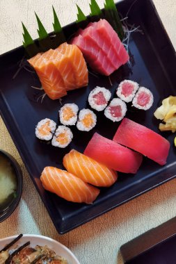 Seramik tabakta taze suşi ve Japon yemeği.