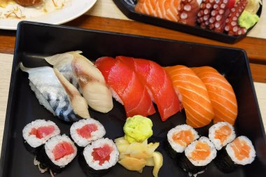 Seramik tabakta taze suşi ve Japon yemeği.