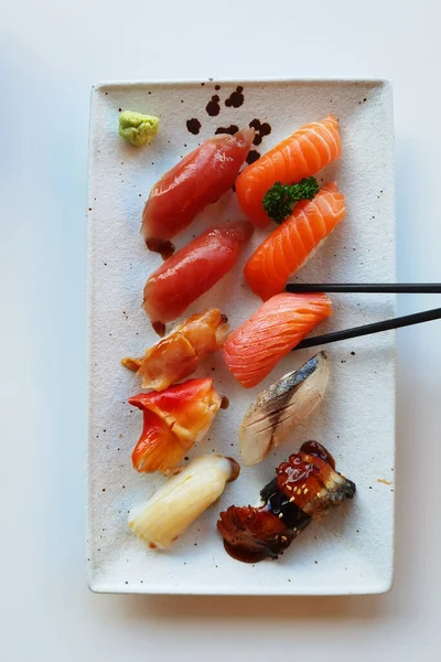 Închiderea Sushi Proaspăt Farfurie Ceramică Mâncare Japoneză — Fotografie, imagine de stoc