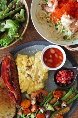 Kahvaltıyı çırpılmış yumurta, pastırma ve tostla kapat.