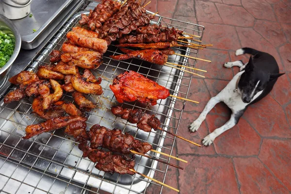 닭고기와 돼지고기 바베큐의 사진을 클로즈업 거리의 카트에서 팔렸다 — 스톡 사진