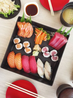 Seramik tabakta taze suşi ve Japon yemeği.