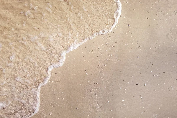 Deniz dalgası kumsalda