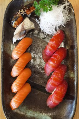 Seramik tabakta taze suşi ve Japon yemeği.