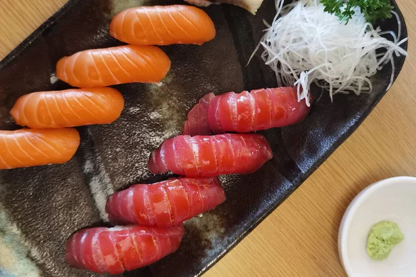 Primer Plano Sushi Fresco Plato Cerámica Comida Japonesa —  Fotos de Stock