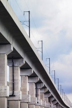 Mimari, mavi gökyüzü ile beton köprü altında kesişiyor. 