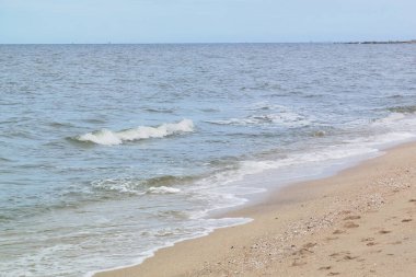 Deniz dalgası kumsalda