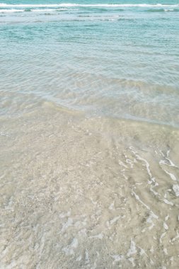 Deniz dalgası kumsalda