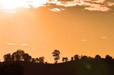 Gün batımı manzaralı güzel dağ manzarası, Tayland 
