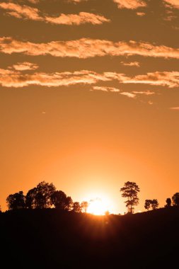 Gün batımı manzaralı güzel dağ manzarası, Tayland 