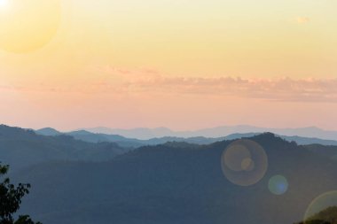 Dağlar manzaralı güzel bir manzara, Tayland 