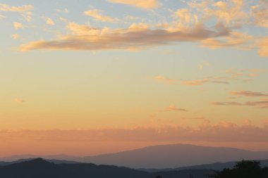 Gün batımı manzaralı güzel dağ manzarası, Tayland 